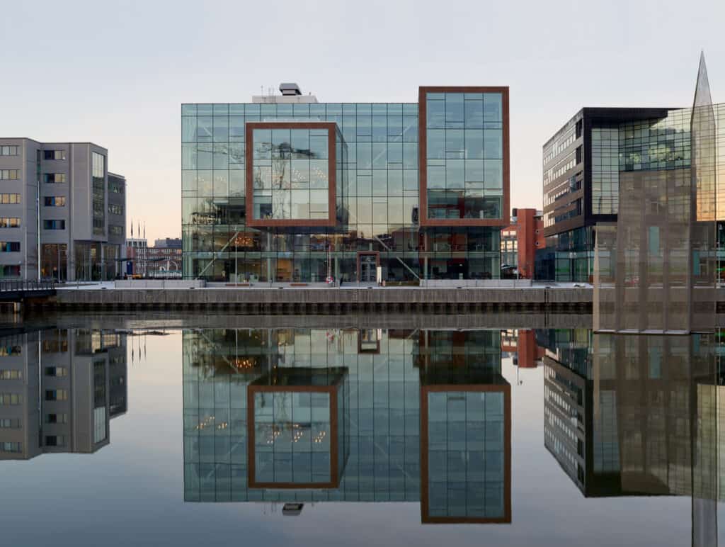 En vacker bild på utsidan av kontor på Lindholmspiren 7, med vattnet och blå himmel runt omkring
