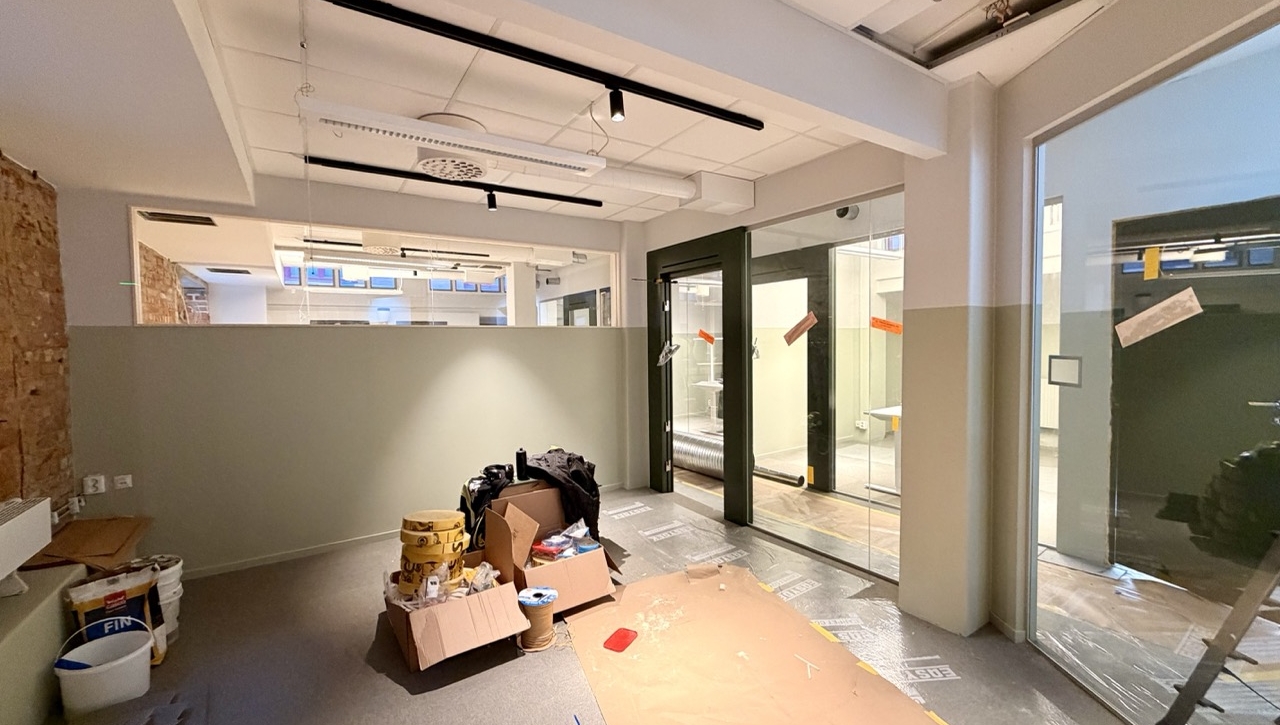 Vy över kontorsrum som renoveras