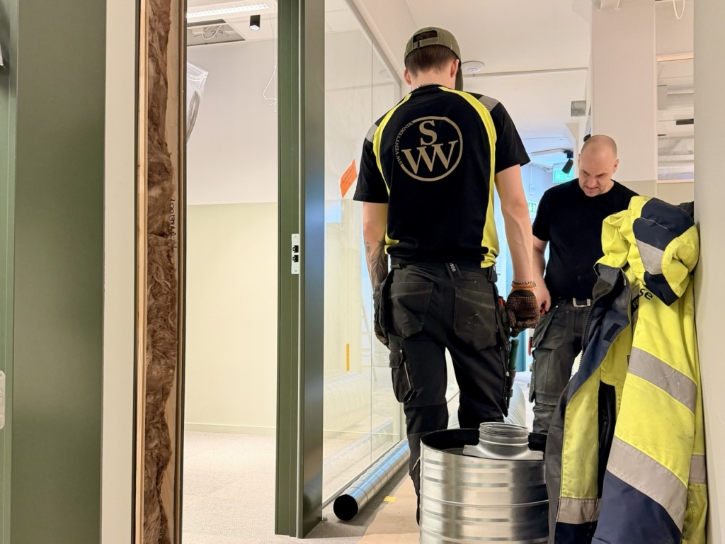 Installatörer byter ut ventilationskanaler